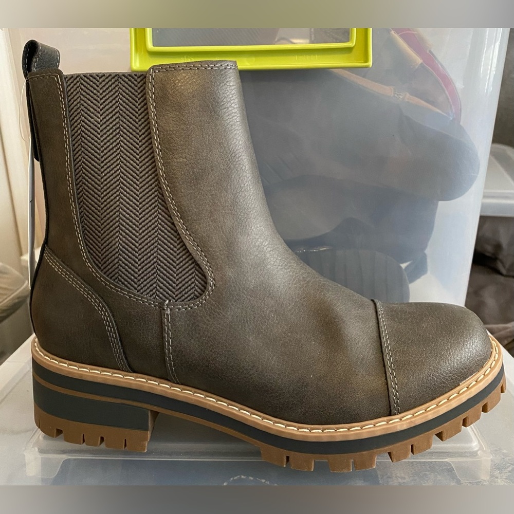 Dark gray Chelsea boot